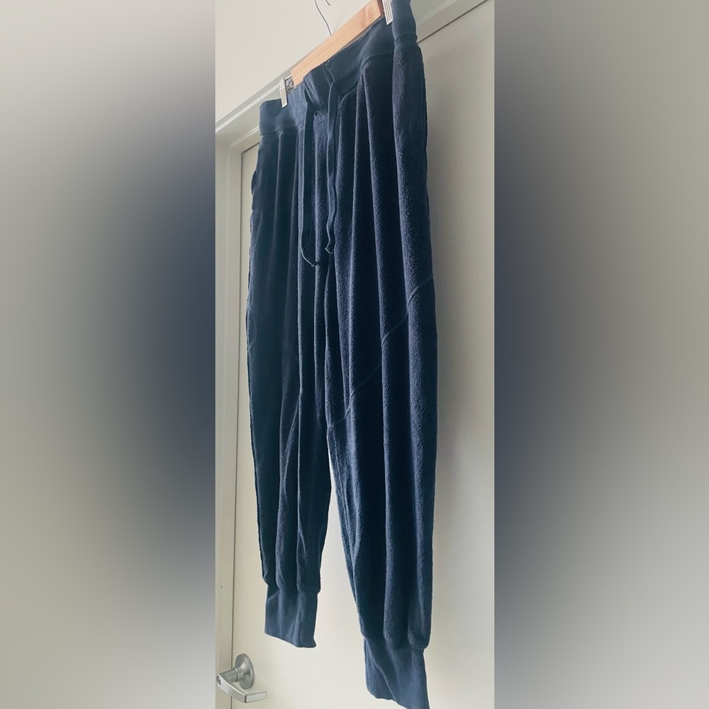FREE PEOPLE MOVEMENT Navy Blue
Radiant Terry Hoodie & Pant Twin Set - Picture 14 of 16